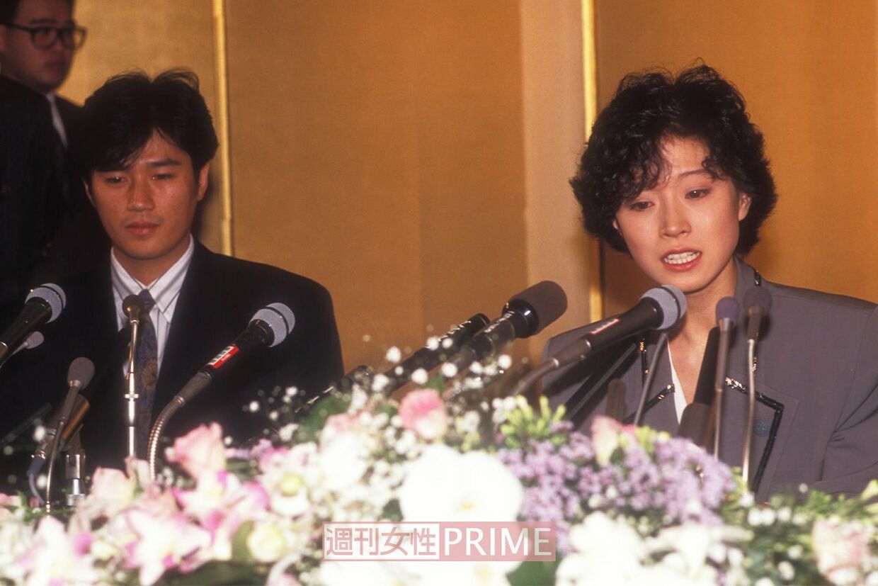 1989 年 12 月 31 日,中森明菜与近藤真彦在金屏风前出席记者会。